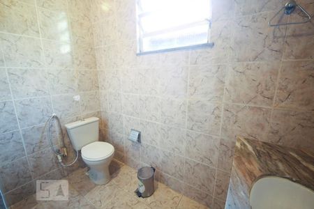 Banheiro de casa à venda com 2 quartos, 111m² em Santa Rosa, Niterói