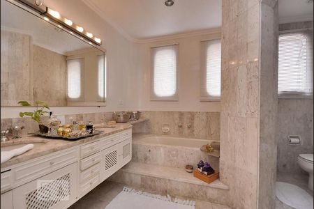 Apartamento à venda com 590m², 4 quartos e 4 vagasBanheiro da suíte 1