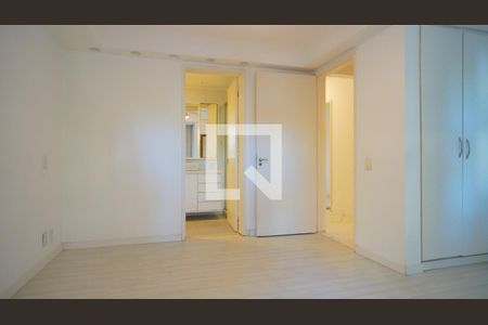 Closet da Suíte 1 de apartamento para alugar com 4 quartos, 145m² em Mont Serrat, Porto Alegre