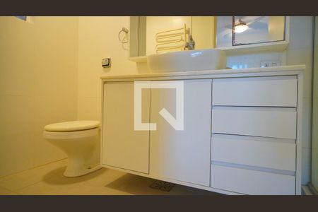 Banheiro suíte 1 de apartamento para alugar com 4 quartos, 145m² em Mont Serrat, Porto Alegre