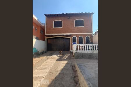 Casa à venda com 240m², 3 quartos e 3 vagas Casa à venda com 240m², 3 quartos e 3 vagasFachada