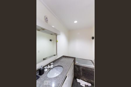 Banheiro de apartamento para alugar com 1 quarto, 43m² em Paraíso do Morumbi, São Paulo