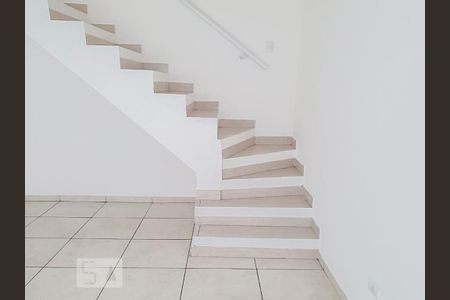 Escada de casa de condomínio para alugar com 2 quartos, 50m² em Ipiranga, São Paulo