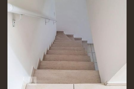 Casa de condomínio para alugar com 50m², 2 quartos e sem vaga Casa de condomínio para alugar com 50m², 2 quartos e sem vagaEscada
