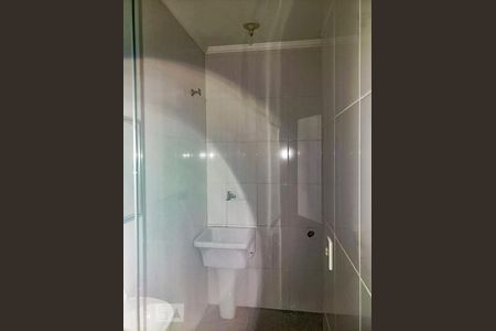 Banheiro de kitnet/studio para alugar com 1 quarto, 20m² em Vila São Pedro, Santo André