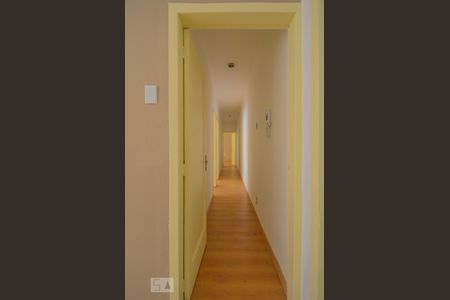 Corredor de apartamento para alugar com 3 quartos, 87m² em Santana, Porto Alegre