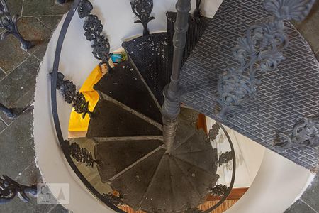 Apartamento à venda com 205m², 4 quartos e 2 vagasEscada