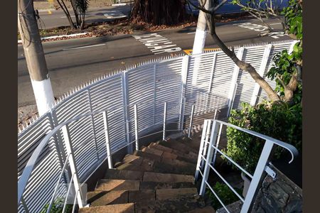 Casa à venda com 180m², 3 quartos e 3 vagasEscada