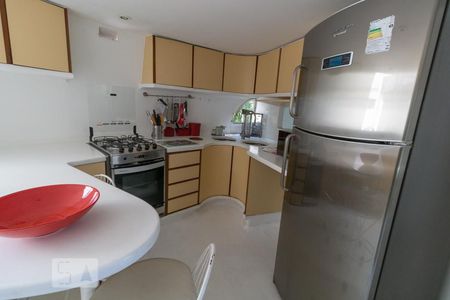 Casa à venda com 400m², 3 quartos e 4 vagas Casa à venda com 400m², 3 quartos e 4 vagasCozinha