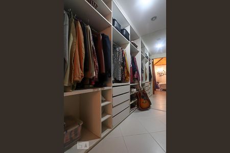 Casa de condomínio à venda com 500m², 8 quartos e 4 vagas Casa de condomínio à venda com 500m², 8 quartos e 4 vagasCloset Suíte 4