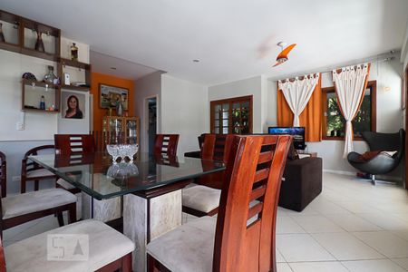 Sala de casa de condomínio à venda com 8 quartos, 500m² em Vargem Pequena, Rio de Janeiro
