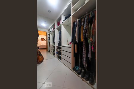 Casa de condomínio à venda com 500m², 8 quartos e 4 vagas Casa de condomínio à venda com 500m², 8 quartos e 4 vagasCloset Suíte 4