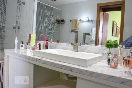 Apartamento à venda com 190m², 5 quartos e sem vagaBanheiro da Suíte