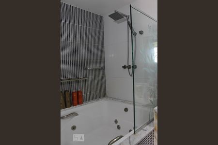 Apartamento à venda com 190m², 5 quartos e sem vagaBanheiro da Suíte