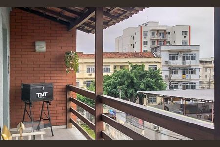 Varanda comum aos quartos de casa para alugar com 3 quartos, 110m² em Olaria, Rio de Janeiro