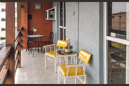 Varanda comum aos quartos de casa para alugar com 3 quartos, 110m² em Olaria, Rio de Janeiro