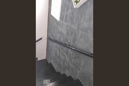 Escada de acesso ao 2º andar de casa para alugar com 3 quartos, 110m² em Olaria, Rio de Janeiro