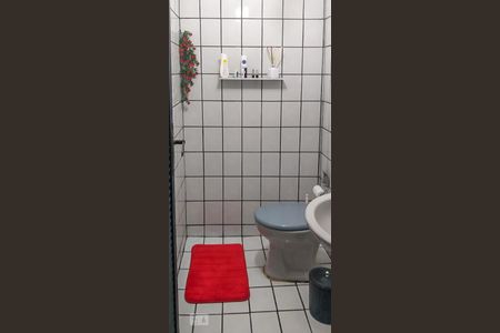 Lavabo do 1º andar de casa para alugar com 3 quartos, 110m² em Olaria, Rio de Janeiro