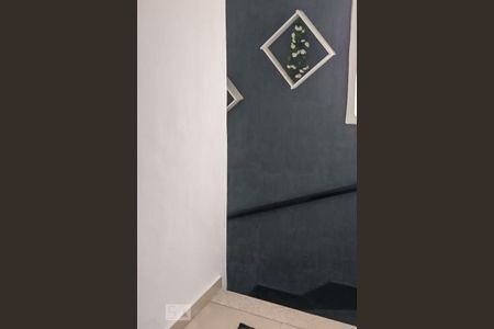Escada de acesso ao 2º andar de casa para alugar com 3 quartos, 110m² em Olaria, Rio de Janeiro