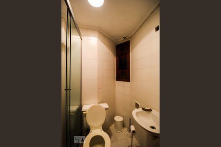 Banheiro de Serviço de apartamento à venda com 2 quartos, 169m² em Cristal, Porto Alegre