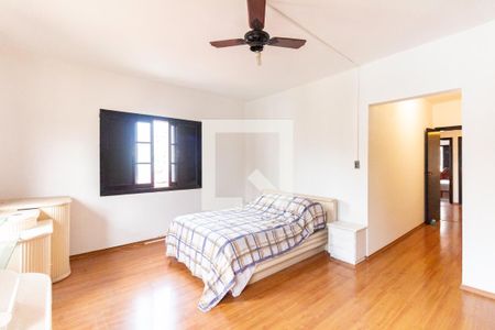 Casa à venda com 257m², 4 quartos e 4 vagasSuíte