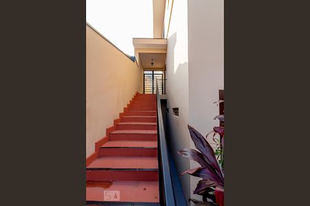 Casa à venda com 257m², 4 quartos e 4 vagasEscada da entrada