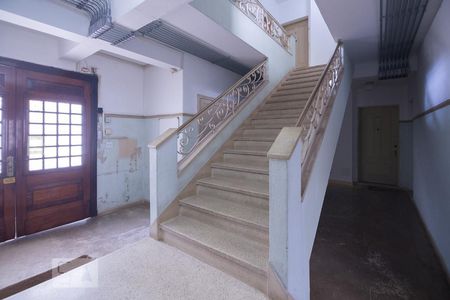 Apartamento à venda com 82m², 2 quartos e sem vaga Apartamento à venda com 82m², 2 quartos e sem vagaEscada Entrada