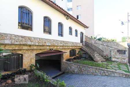 Casa à venda com 230m², 4 quartos e 4 vagasFachada