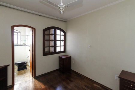Casa à venda com 230m², 4 quartos e 4 vagasSuite