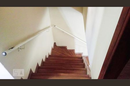 Escada de casa para alugar com 3 quartos, 122m² em Vila Brasilina, São Paulo