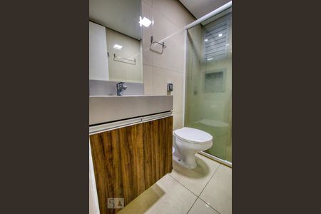 Banheiro de kitnet/studio para alugar com 1 quarto, 37m² em Centro Cívico, Curitiba