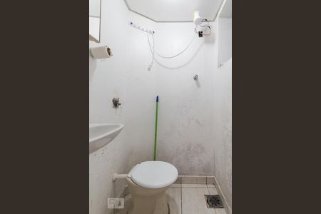 Casa para alugar com 500m², 4 quartos e 7 vagas Casa para alugar com 500m², 4 quartos e 7 vagasBanheiro de Serviço