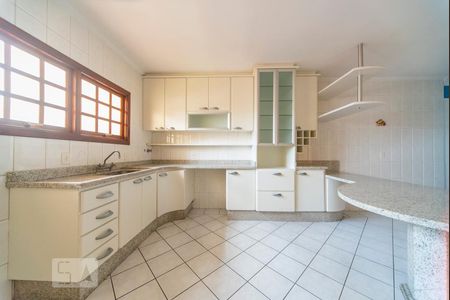 Casa para alugar com 250m², 3 quartos e 5 vagasCozinha 