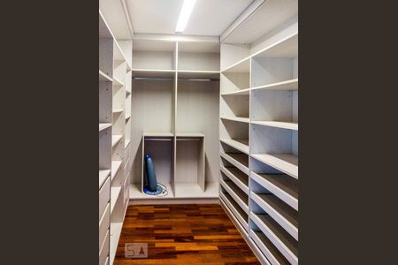 Casa de condomínio à venda com 398m², 4 quartos e 3 vagasCloset do quarto 1