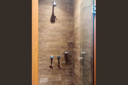 Casa de condomínio à venda com 398m², 4 quartos e 3 vagasChuveiro da sauna