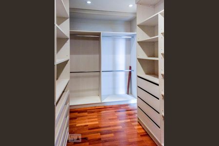 Casa de condomínio à venda com 398m², 4 quartos e 3 vagasCloset do quarto 1