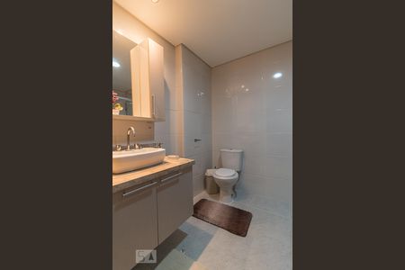 Banheiro de apartamento à venda com 1 quarto, 51m² em Passo das Pedras, Porto Alegre