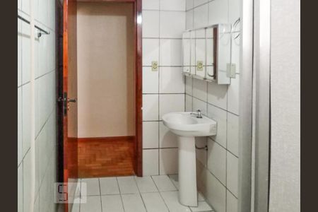 Banheiro de apartamento para alugar com 2 quartos, 72m² em Teresópolis, Porto Alegre