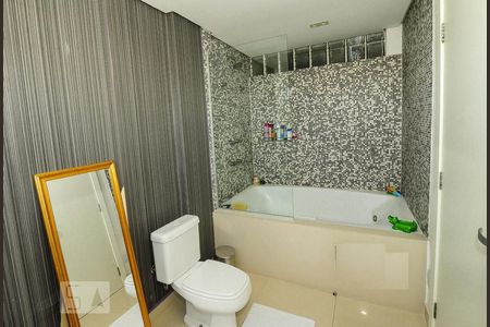 Apartamento para alugar com 300m², 4 quartos e 2 vagas Apartamento para alugar com 300m², 4 quartos e 2 vagasBanheiro 1