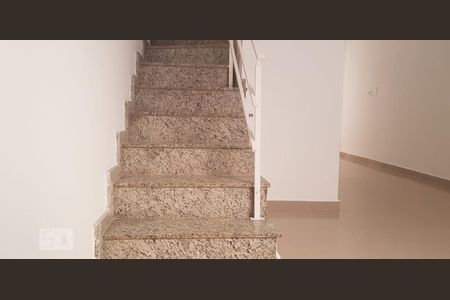 Casa de condomínio à venda com 61m², 2 quartos e 1 vagaEscada