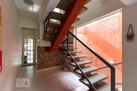 Escada de casa para alugar com 3 quartos, 280m² em Jardim Colombo, São Paulo