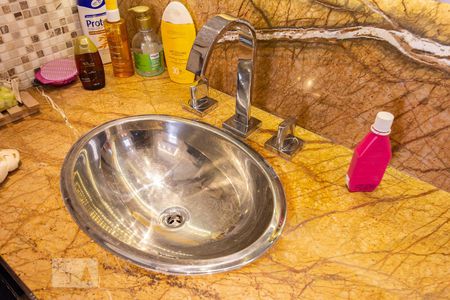 Banheiro Pia de apartamento à venda com 3 quartos, 100m² em Água Branca, São Paulo