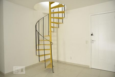 Escada cobertura de apartamento à venda com 2 quartos, 150m² em Anil, Rio de Janeiro