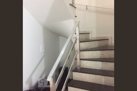 Casa à venda com 253m², 4 quartos e 5 vagasEscadas 