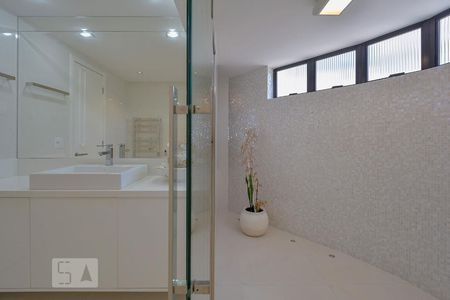 Apartamento para alugar com 260m², 3 quartos e 4 vagas Apartamento para alugar com 260m², 3 quartos e 4 vagasBanheiro