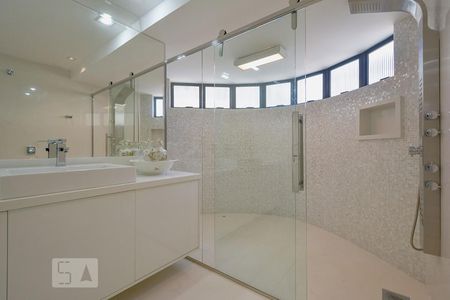 Apartamento para alugar com 260m², 3 quartos e 4 vagas Apartamento para alugar com 260m², 3 quartos e 4 vagasBanheiro