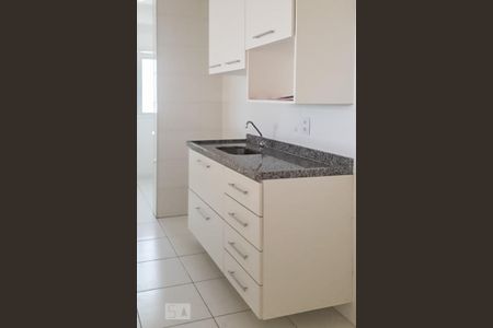 Cozinha de apartamento para alugar com 3 quartos, 88m² em Jardim Tupanci, Barueri