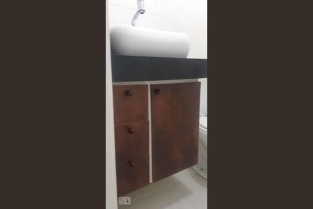 Banheiro de apartamento à venda com 3 quartos, 53m² em Vargem Pequena, Rio de Janeiro