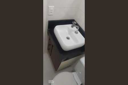 Banheiro de apartamento à venda com 3 quartos, 53m² em Vargem Pequena, Rio de Janeiro