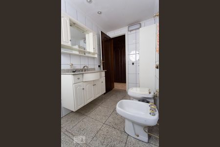 Apartamento para alugar com 160m², 4 quartos e 1 vaga Apartamento para alugar com 160m², 4 quartos e 1 vagaBanheiro Corredor